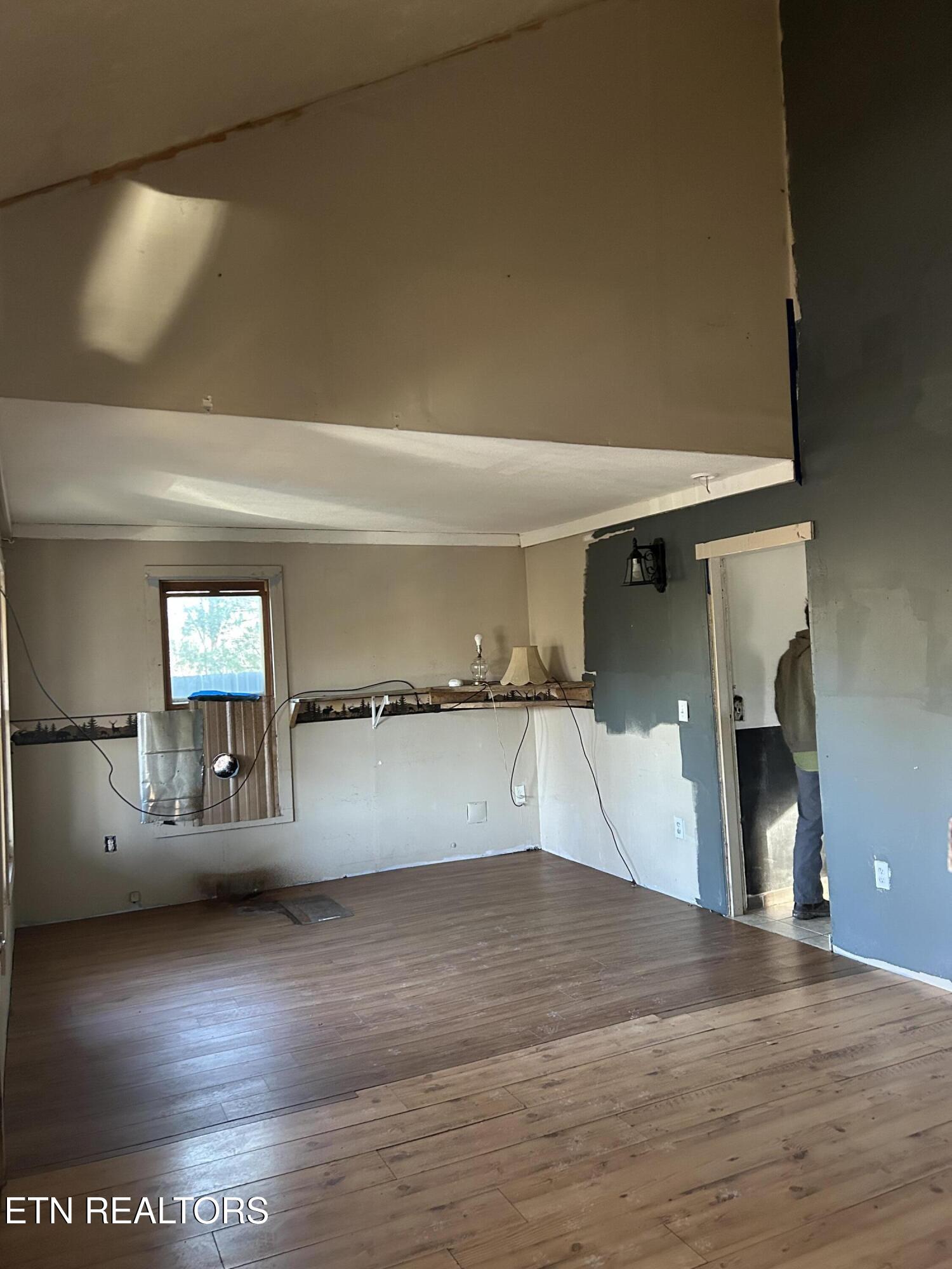 346 Scott Wyatt Road Deer Lodge, TN 37726 - Photo 13 of 29 346 scott wyatt living room