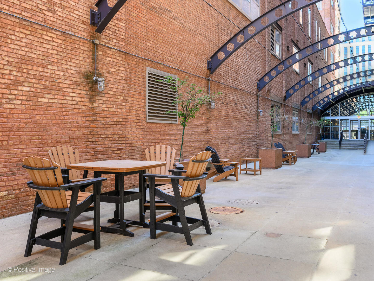 500 South Clinton Street, Unit 110 Chicago, IL 60607 - Photo 15 of 16 a backyard of a house with table and chairs