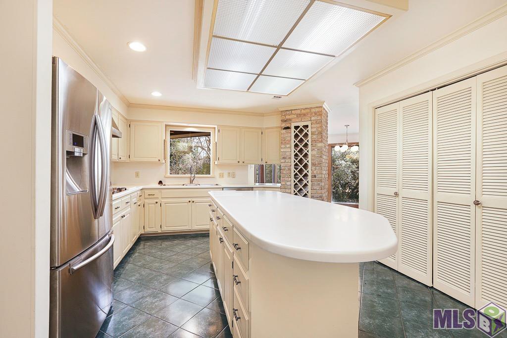 8041 Oak Hollow Drive Baton Rouge, LA 70810 - Photo 7 of 17