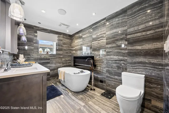 $1,799,000 | 153 Fine Boulevard | Todt Hill