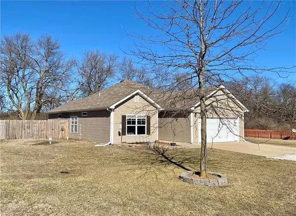 $299,000 | 977 Southeast 380th Road, Knob Noster, MO 65336