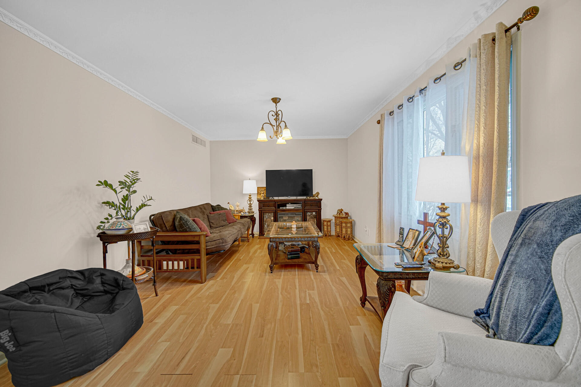 7933 Jefferson Avenue, Unit 4B Munster, IN 46321 - Photo 3 of 20 a living room with furniture and a flat screen tv