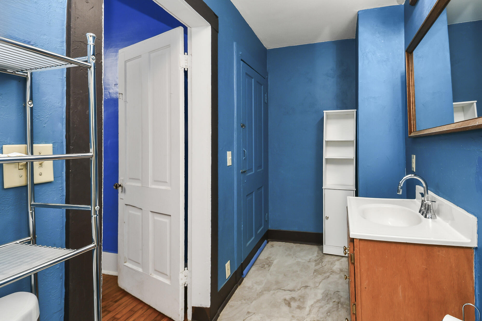 1908 North Robberson Avenue Springfield, MO 65803 - Photo 29 of 37 Full Bath