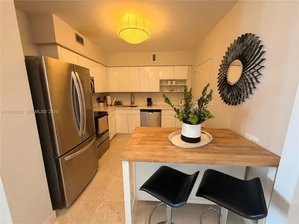 $3,900 | 5700 Collins Avenue, Unit 11A, Miami Beach, FL 33140