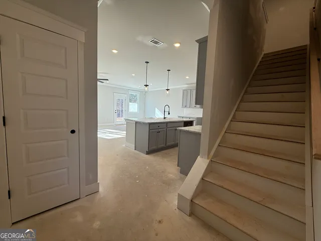 a view of entryway and kitchen
