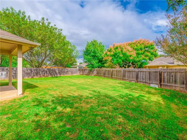 a view of yard with green space