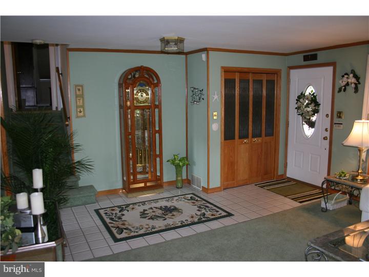 512 Vernon Road Springfield, PA 19064 - Photo 3 of 24 Living Room
