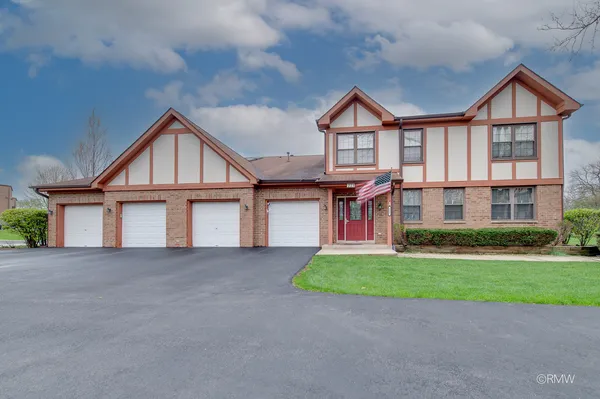 $229,000 | 223 Glen Ridge Lane, Unit 1B, Bloomingdale, IL 60108