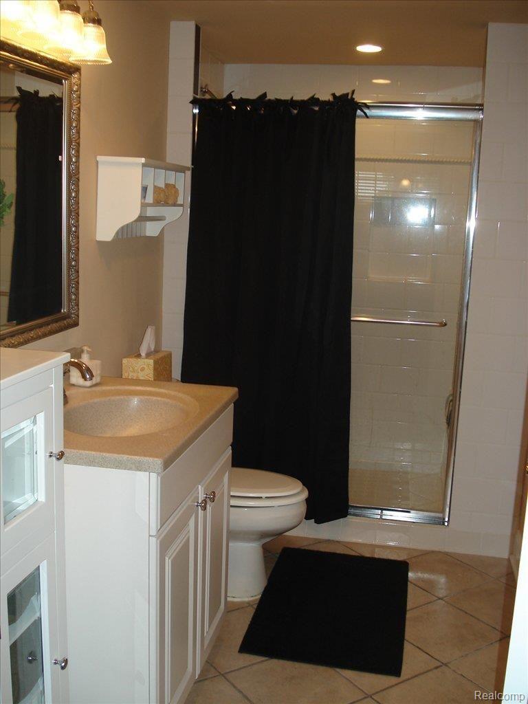 44632 Spring Hill Road Northville, MI 48168 - Photo 10 of 25 FULL BATH IN WALK-OUT