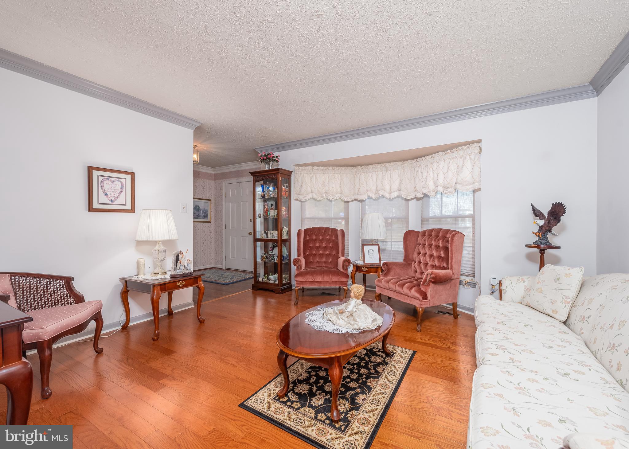 9502 Red Rain Path Columbia, MD 21046 - Photo 4 of 29 Living Room