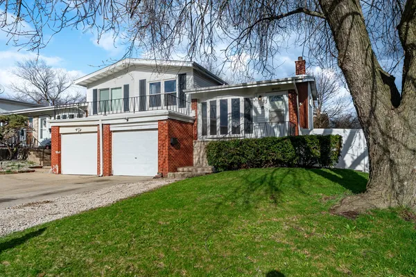 $325,000 | 8945 Robin Drive, Des Plaines, IL 60016