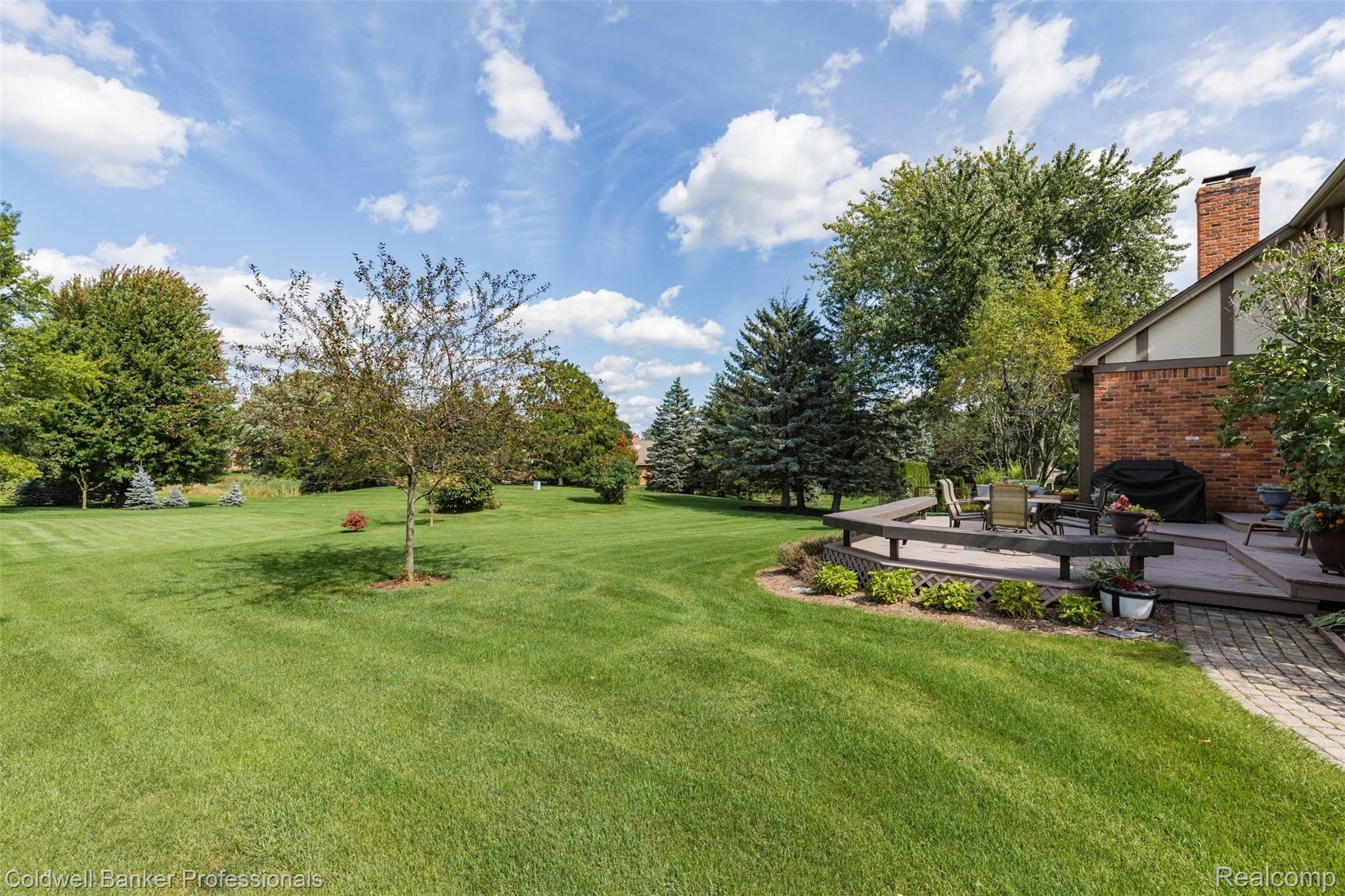 3472 Wedgewood Drive Rochester, MI 48306 - Photo 41 of 46 Beautiful Yard Overlooks Commons Area