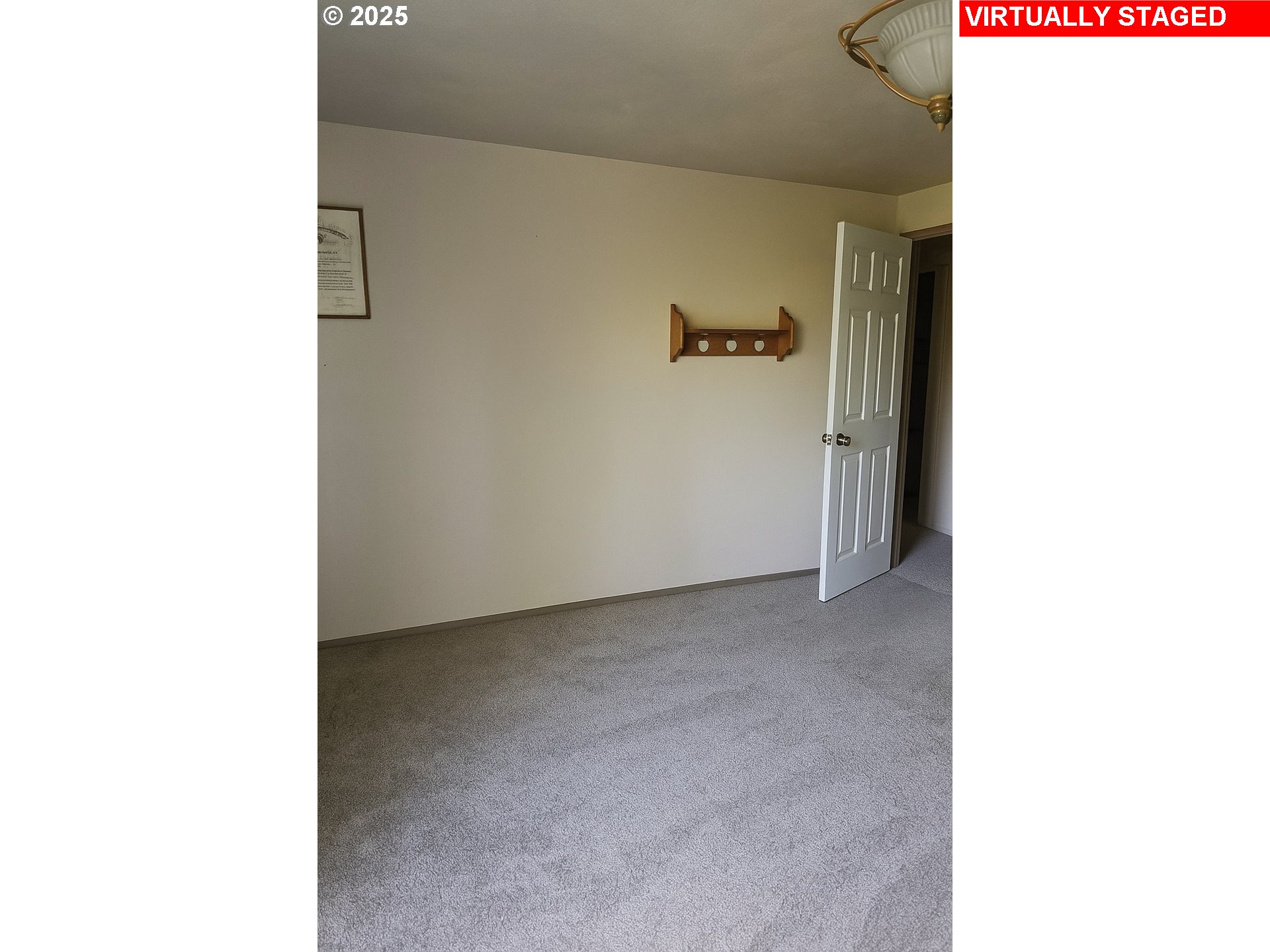 152 Treehill Loop Eugene, OR 97405 - Photo 4 of 7 a picture of a room