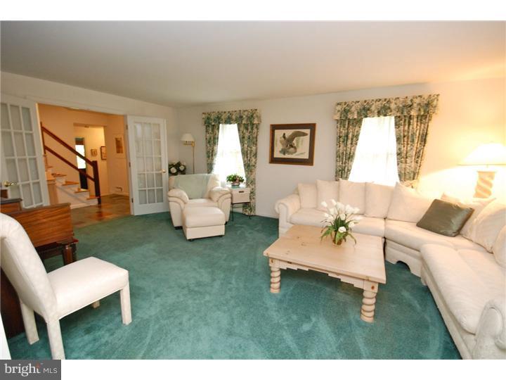 120 Rockingham Road Cherry Hill, NJ 08034 - Photo 4 of 25 Living Room