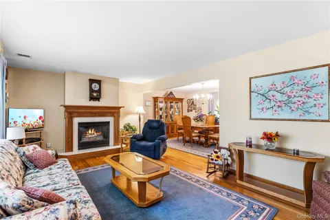 $699,990 | 6 Canterbury Court, East Setauket, NY 11733