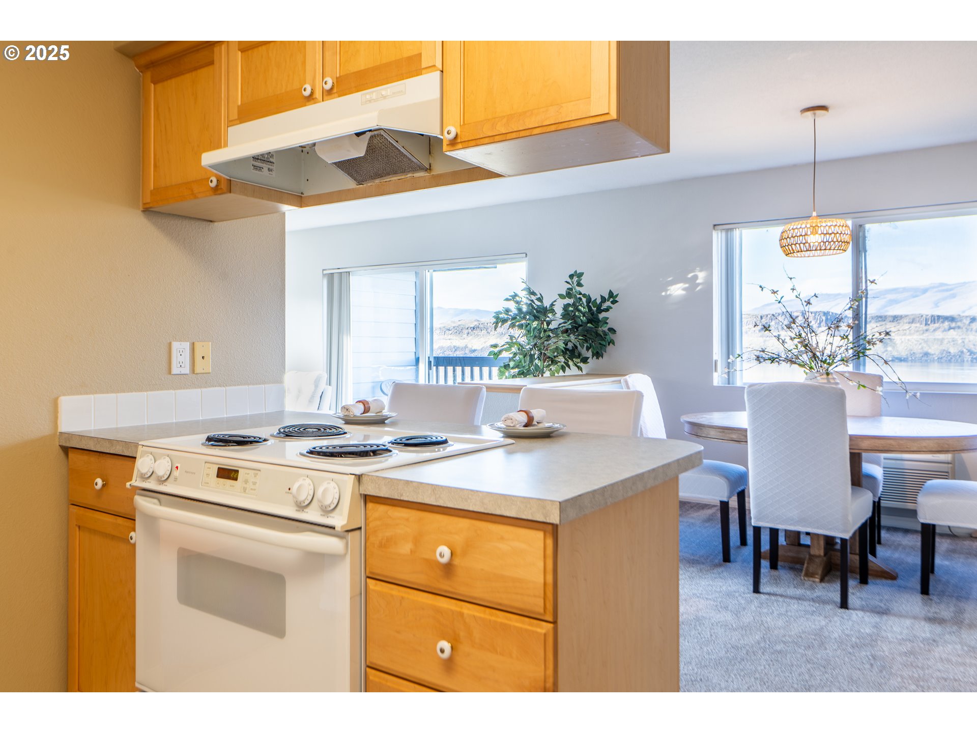 240 Lone Pine Lane, Unit 2 The Dalles, OR 97058 - Photo 21 of 37 a kitchen with a stove a table and chairs