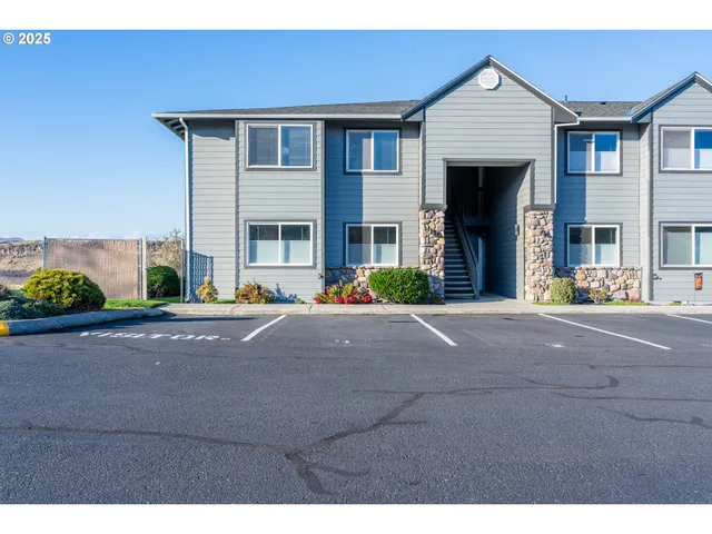 $347,000 | 240 Lone Pine Lane, Unit 2, The Dalles, OR 97058