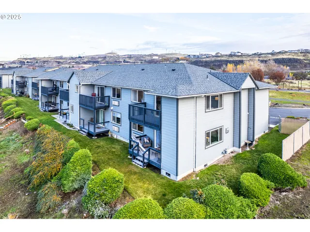 $347,000 | 240 Lone Pine Lane, Unit 2, The Dalles, OR 97058