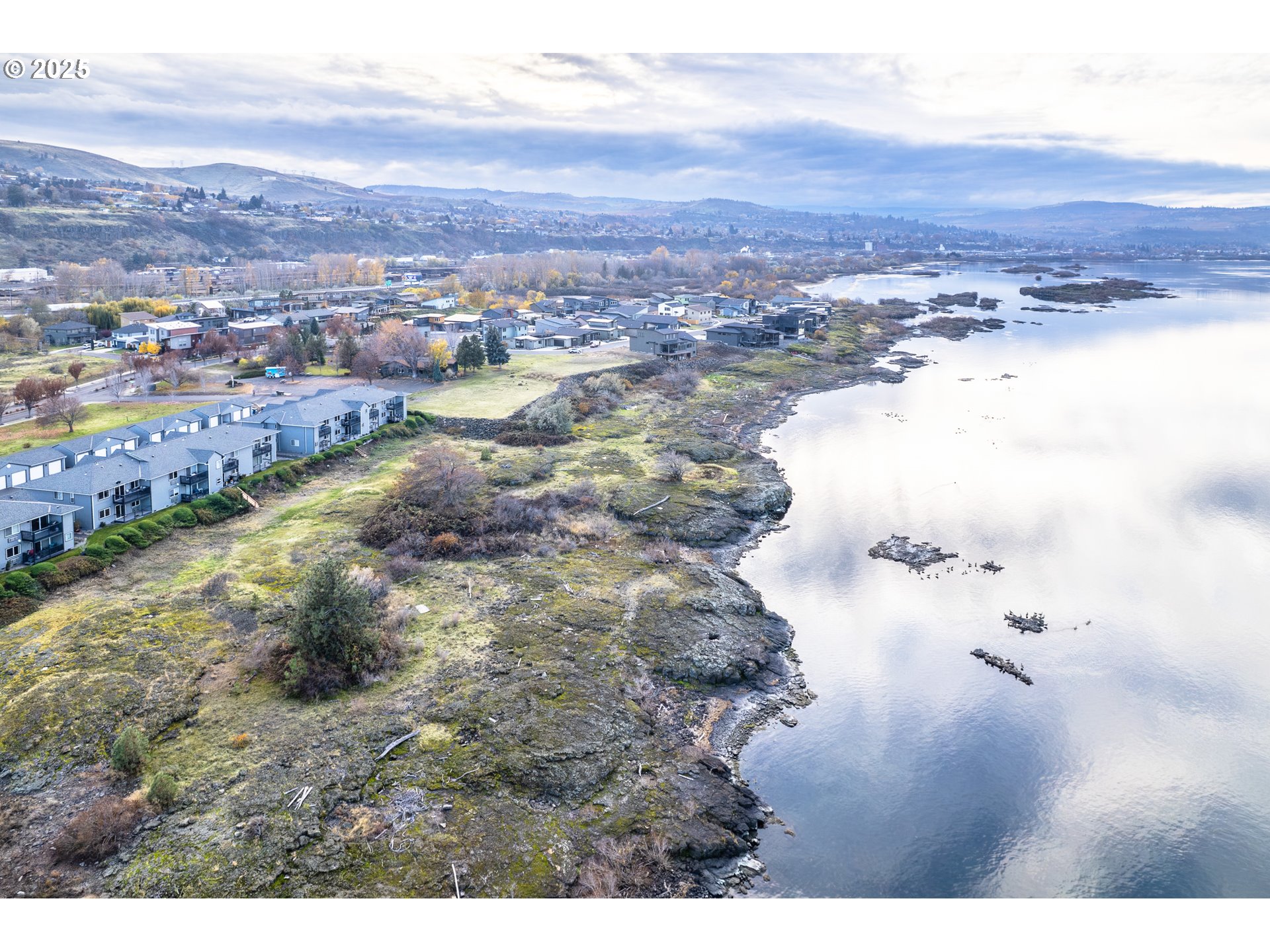 240 Lone Pine Lane, Unit 2 The Dalles, OR 97058 - Photo 5 of 37 a view of a city with ocean