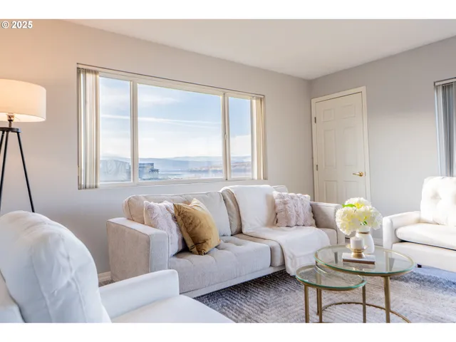 $347,000 | 240 Lone Pine Lane, Unit 2, The Dalles, OR 97058