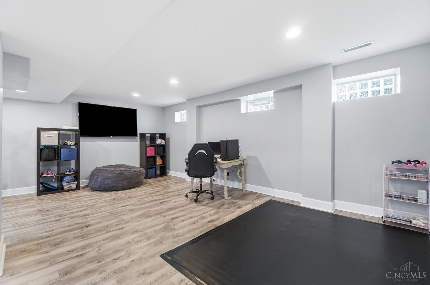 910 Springfield Cincinnati, OH 45215 - Photo 19 of 32 Gallery Image 19
