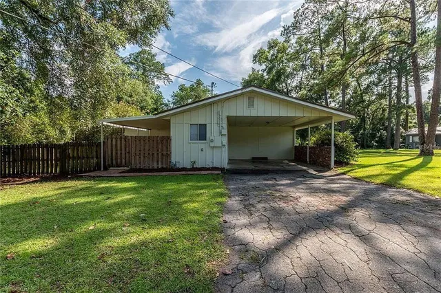 a view of a house with backyard and porch