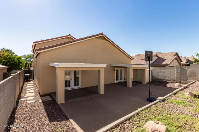 a view of a house with backyard