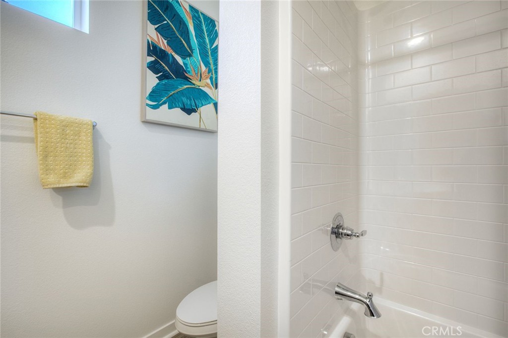 32711 Brunello Way Temecula, CA 92591 - Photo 30 of 70 Tub/shower combo