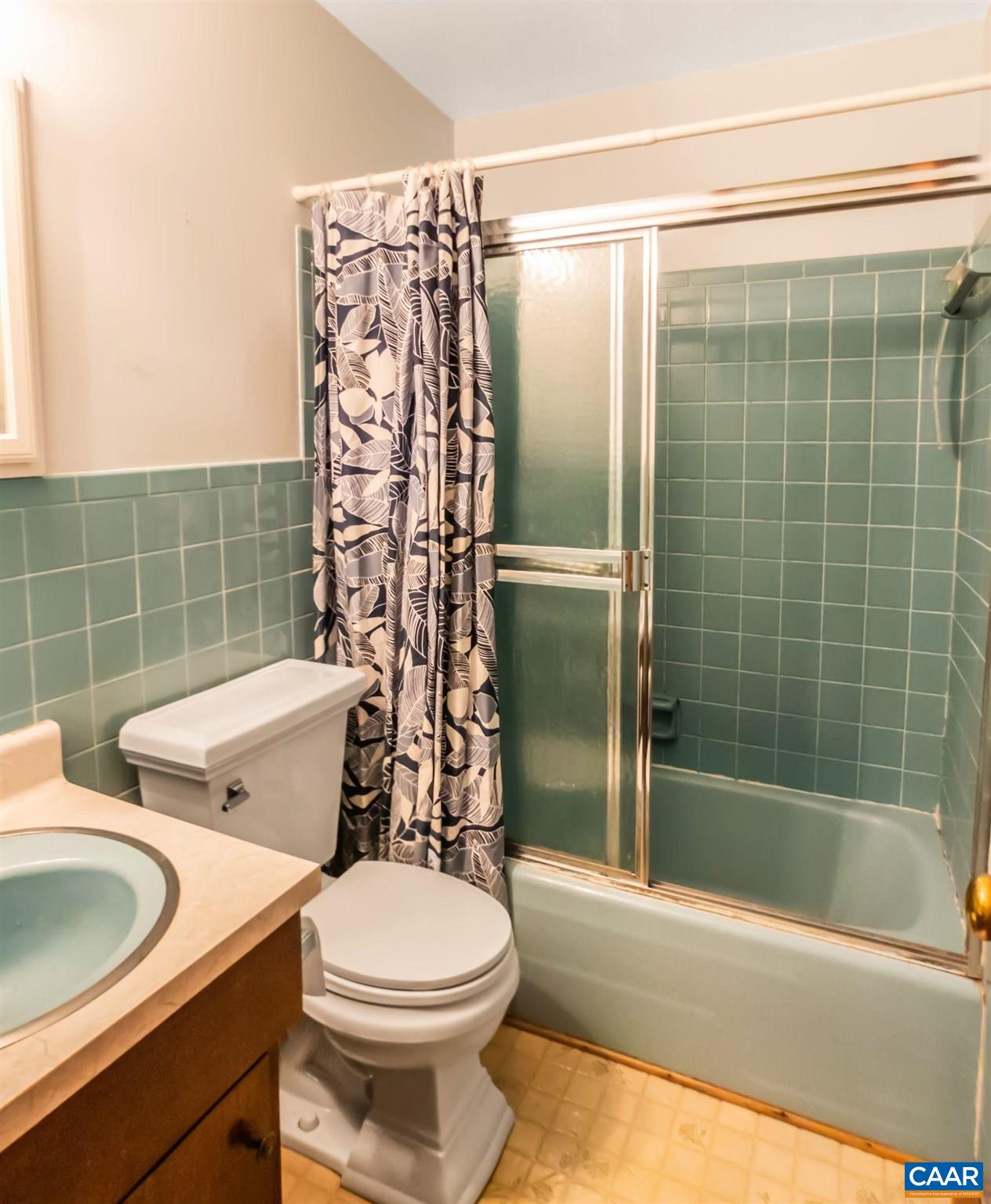 1533 Trailridge Road Charlottesville, VA 22903 - Photo 15 of 35 a bathroom with a toilet a sink and bathtub