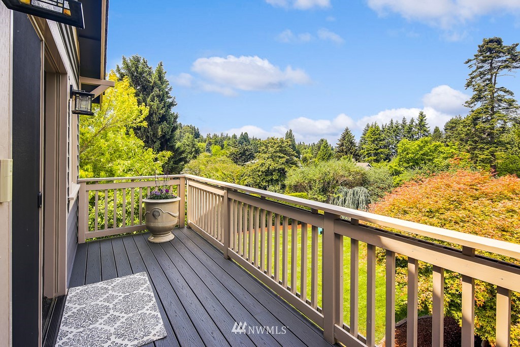 8304 Hunts Point Circle Hunts Point, WA 98004 - Photo 12 of 25