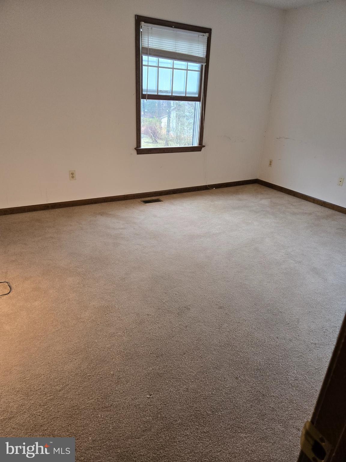 404 Beach Drive Annapolis, MD 21403 - Photo 20 of 25 an empty room with a window