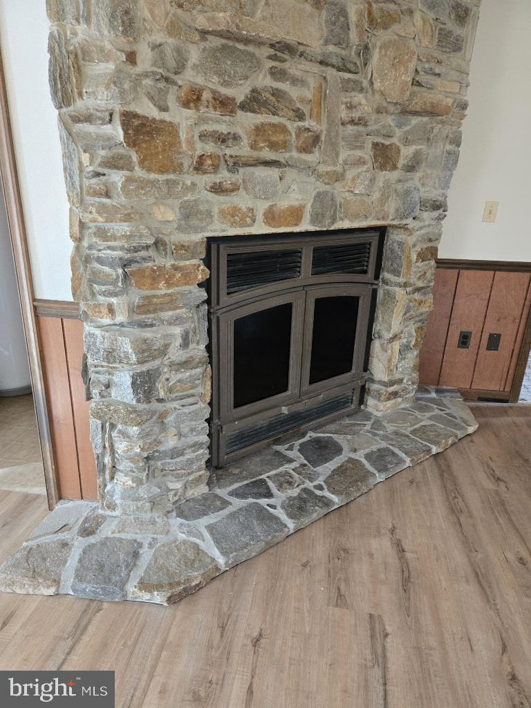 404 Beach Drive Annapolis, MD 21403 - Photo 7 of 25 a living room with a fireplace