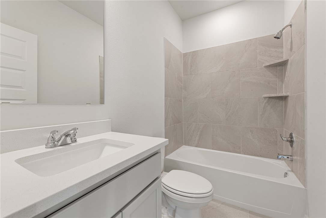 8452 Muir Wood Loop Anderson, TX 77830 - Photo 38 of 48 a bathroom with a sink toilet and a bathtub