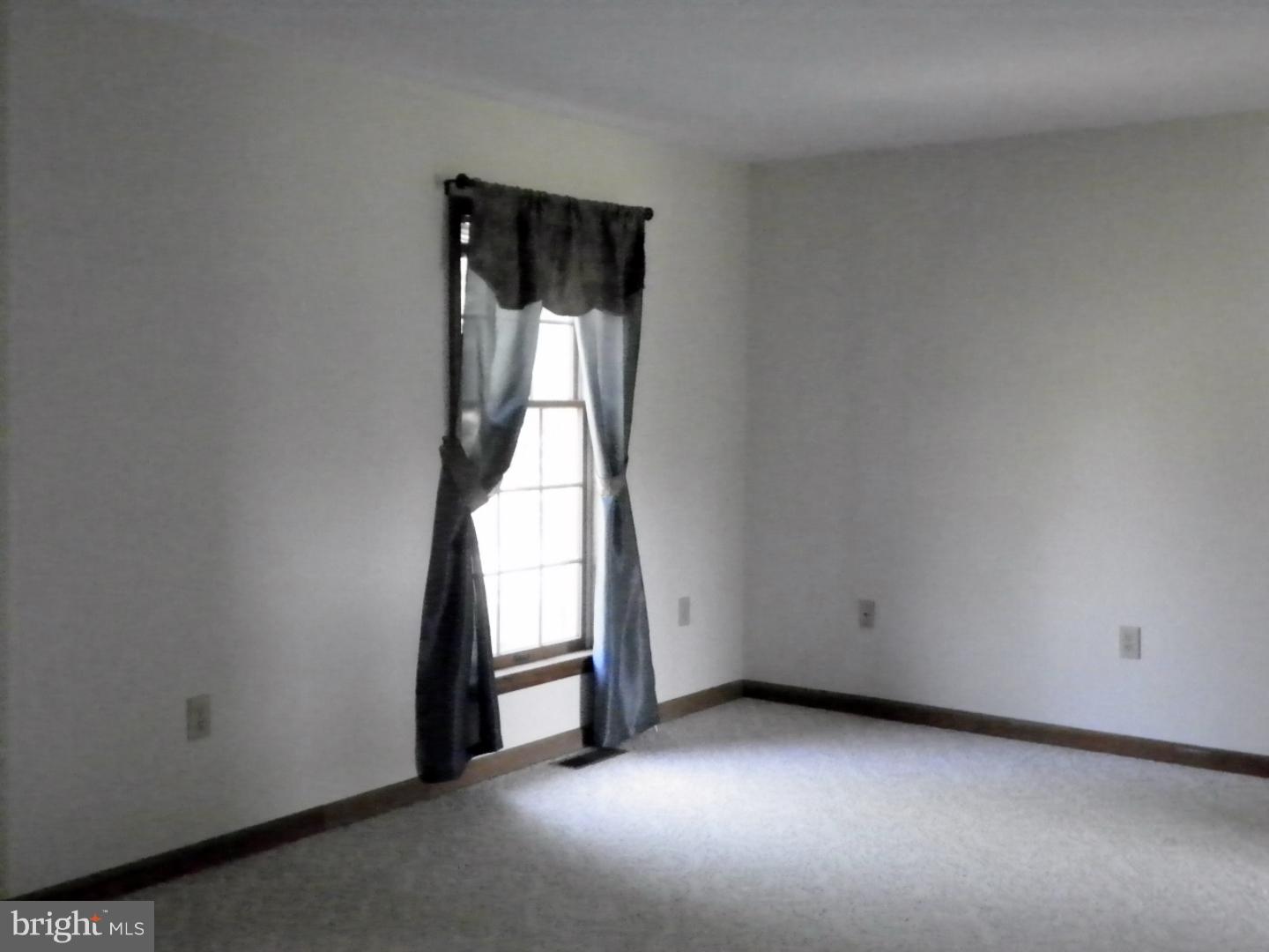 169 Ewan Road Mullica Hill, NJ 08062 - Photo 6 of 25 Living Room