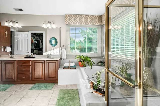 $645,000 | 3 Strawberry Road, Bloomington, IL 61704