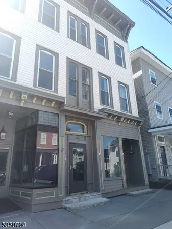 $1,700 | 304 Front Street, Unit 7, Belvidere, NJ 07823