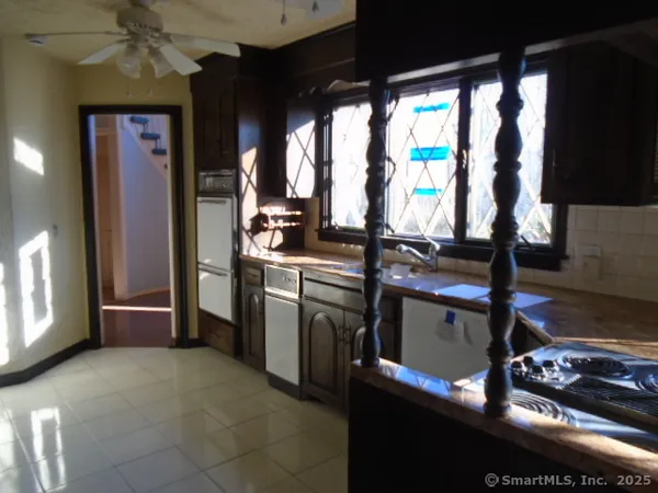 a kitchen that has a lot of cabinets in it