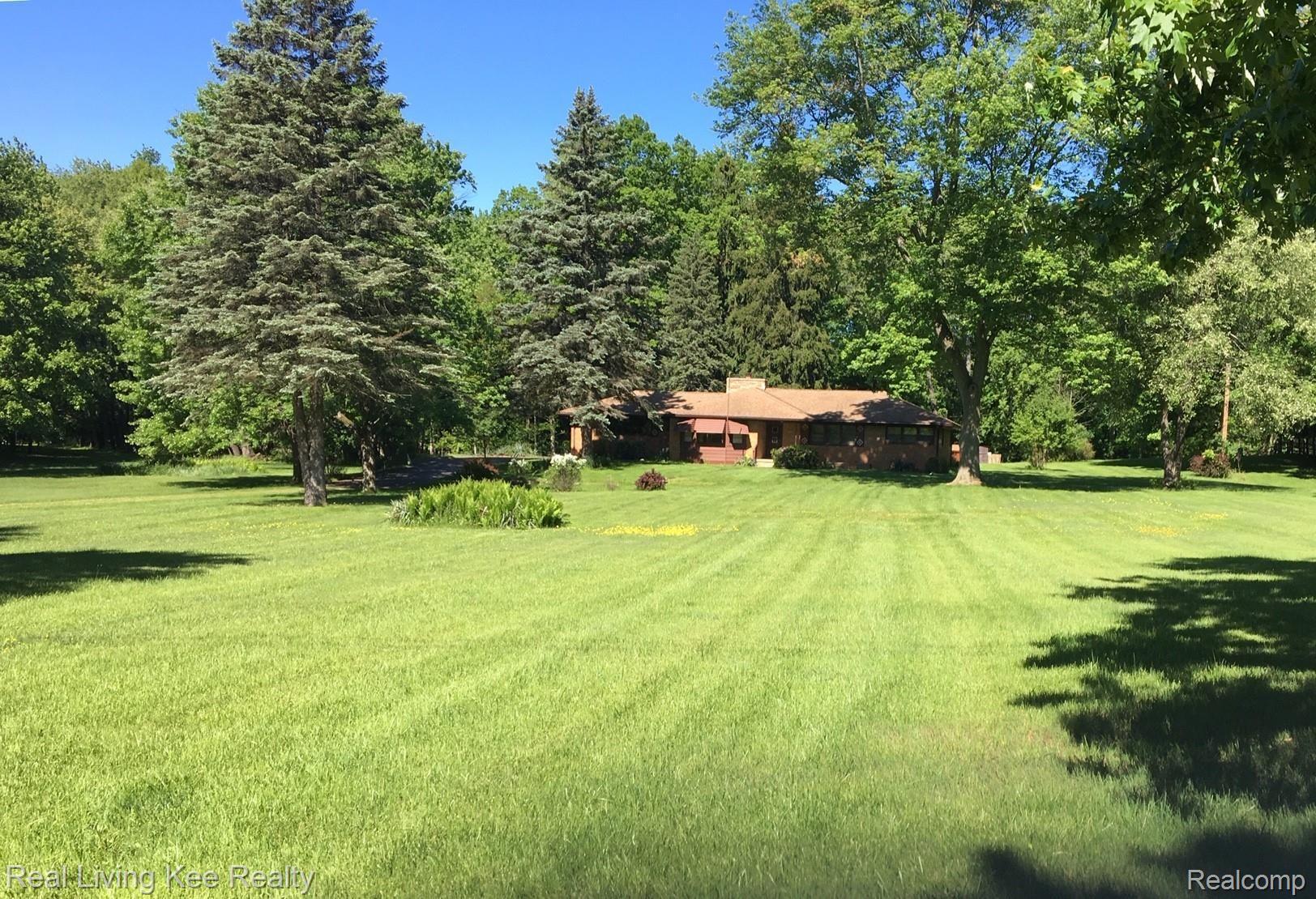 1174 Avon Circle West Rochester, MI 48309 - Photo 1 of 29 1174 Avon Cir W front.jpg