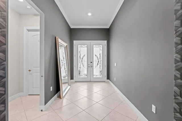 a view of entryway with window