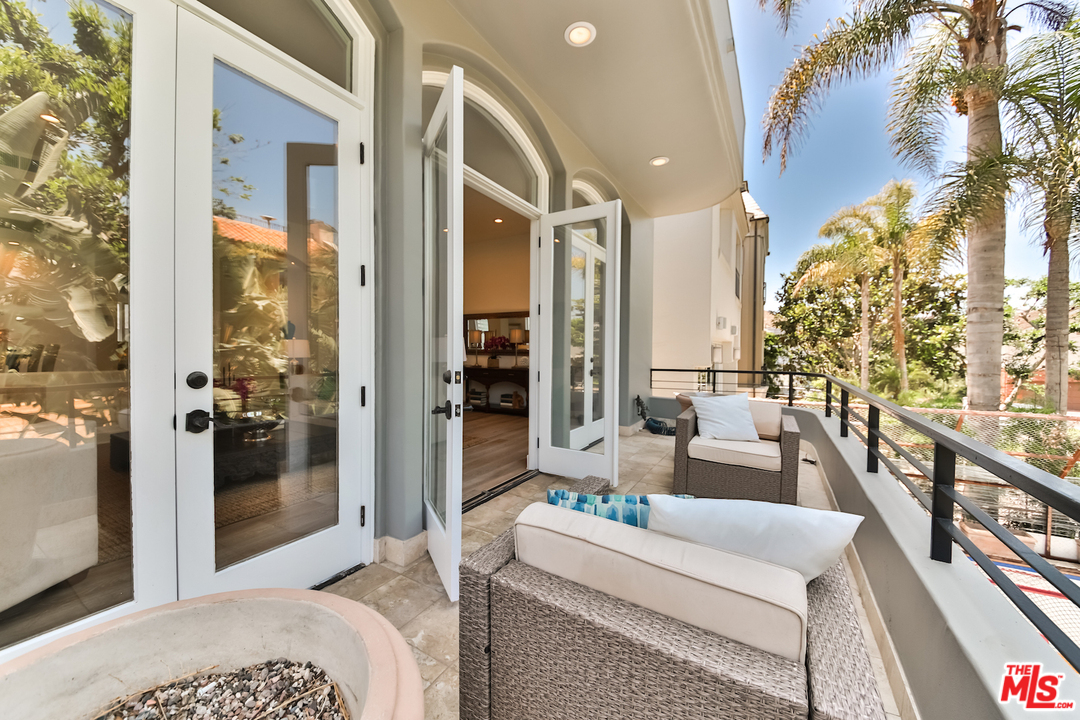 124 Reef Mall Marina del Rey, CA 90292 - Photo 11 of 44 a bedroom with furniture and a large window