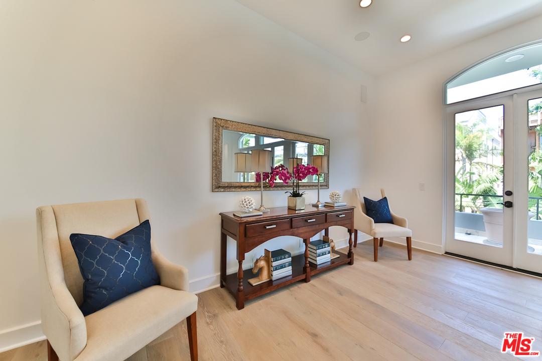 124 Reef Mall Marina del Rey, CA 90292 - Photo 19 of 44 a living room with furniture and a flat screen tv