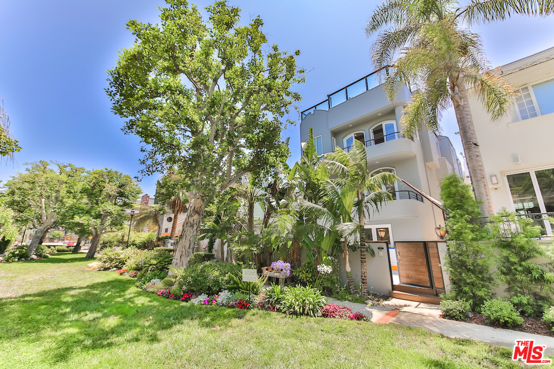 124 Reef Mall Marina del Rey, CA 90292 - Photo 3 of 44 front view of a house with a yard