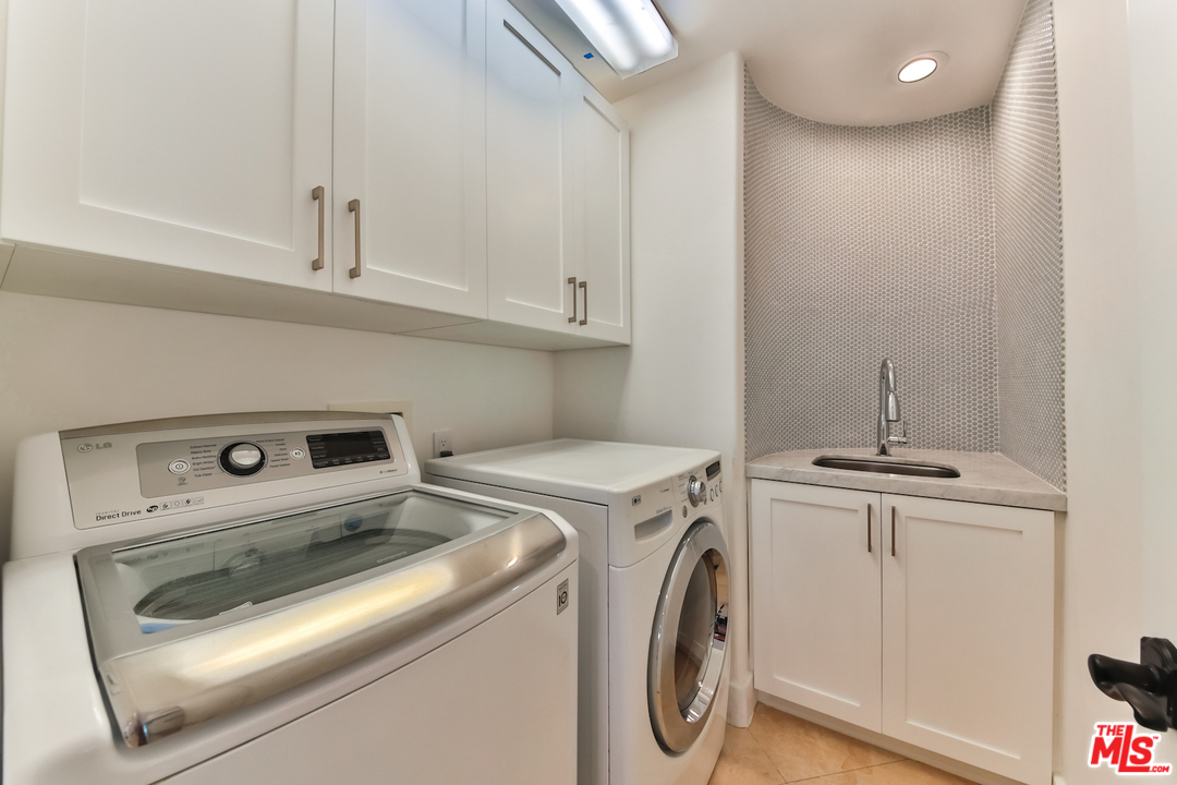 124 Reef Mall Marina del Rey, CA 90292 - Photo 22 of 44 a utility room with dryer and washer