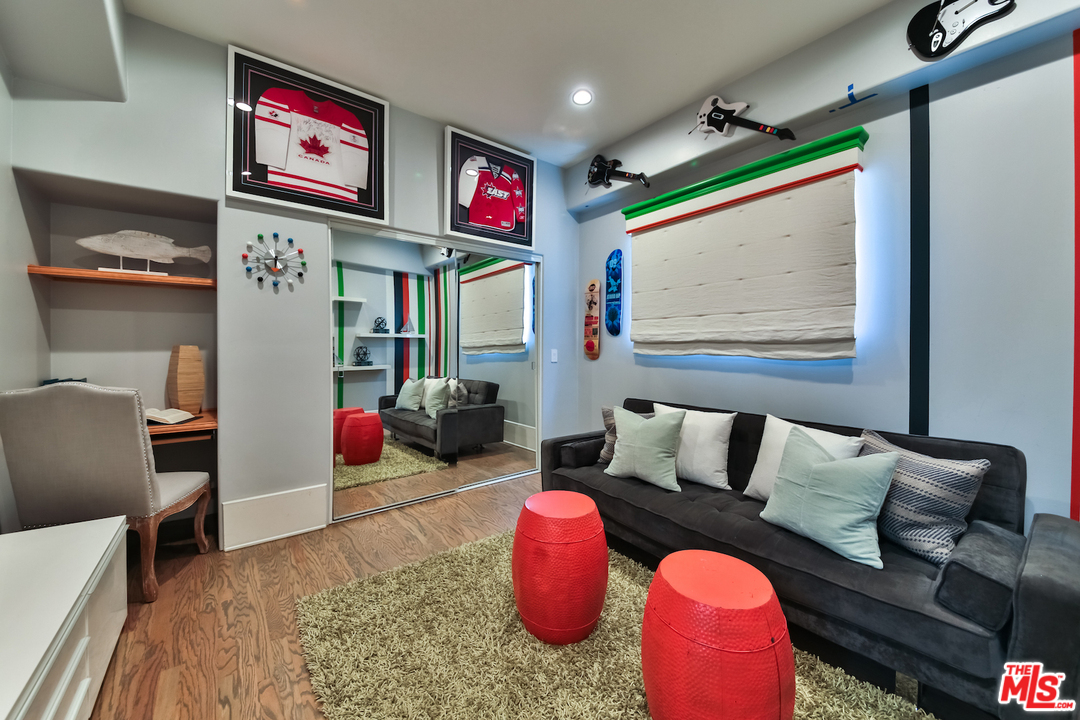 124 Reef Mall Marina del Rey, CA 90292 - Photo 24 of 44 a bedroom with furniture and a bed