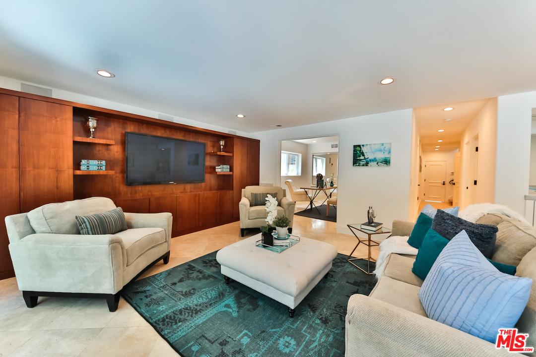 124 Reef Mall Marina del Rey, CA 90292 - Photo 26 of 44 a living room with furniture and a couch