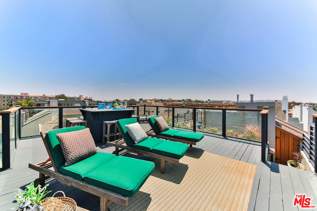 124 Reef Mall Marina del Rey, CA 90292 - Photo 34 of 44 a view of a terrace with chairs