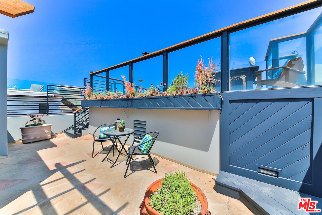 124 Reef Mall Marina del Rey, CA 90292 - Photo 41 of 44 a dining room with furniture and a painting on the wall