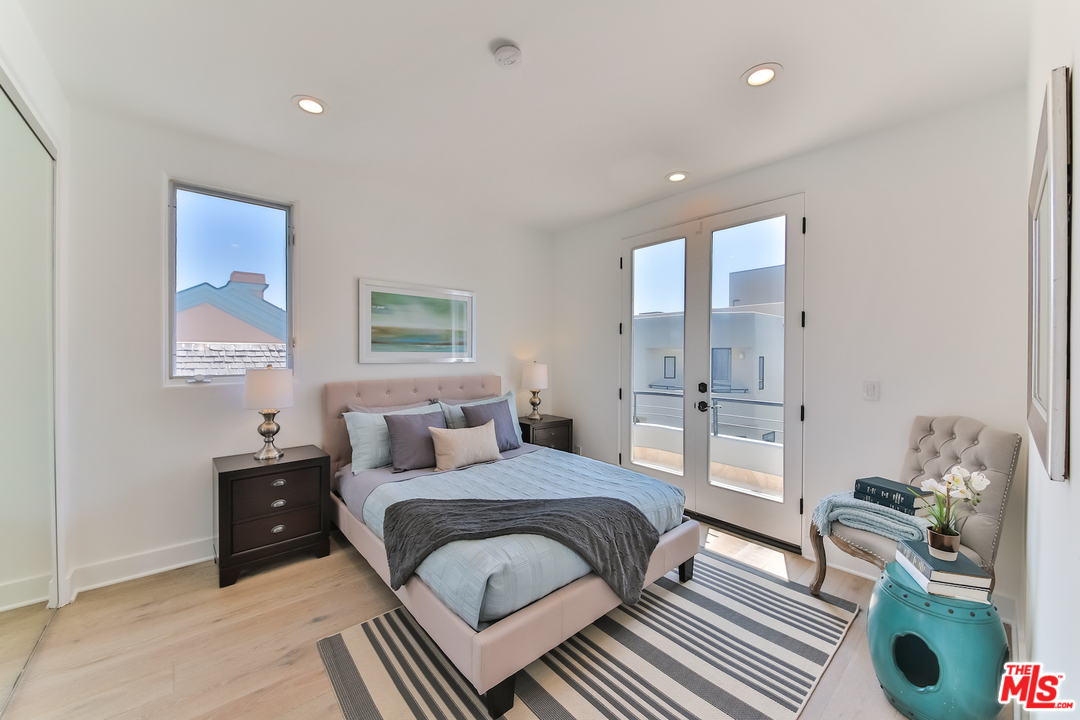 124 Reef Mall Marina del Rey, CA 90292 - Photo 42 of 44 a bedroom with a bed and wooden floor