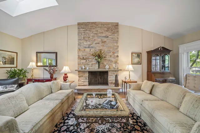 $875,000 | 1943 Sunnyside Circle, Northbrook, IL 60062