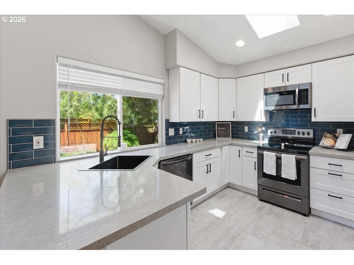 465 Southwest Sutherland Way Beaverton, OR 97006 - Photo 10 of 30 Kitchen